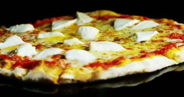 高品質ピザ典型的なイタリアの料理イタリア産モッツァレラチーズとフレッシュ トマトのソース 香りの良いバジルの葉を収穫したての イタリア イタリアン レストラン ピザ伝統 — ストック動画