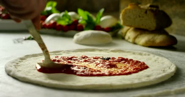 高品质的比萨饼典型的意大利食品与意大利马苏雷拉奶酪和新鲜番茄酱新鲜收获 与香罗勒叶 意大利菜 意大利 餐厅披萨传统 — 图库视频影像