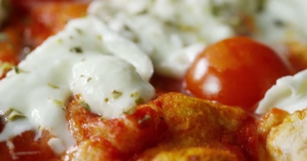 Υψηλής Ποιότητας Πίτσα Παραδοσιακή Ιταλική Κουζίνα Ιταλικά Μοτσαρέλα Και Σάλτσα — Αρχείο Βίντεο