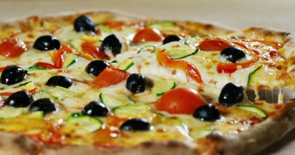 高品質ピザ典型的なイタリアの料理イタリア産モッツァレラチーズとフレッシュ トマトのソース 香りの良いバジルの葉を収穫したての イタリア イタリアン レストラン ピザ伝統 — ストック動画