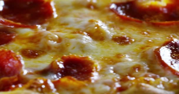 高品质的比萨饼典型的意大利食品与意大利马苏雷拉奶酪和新鲜番茄酱新鲜收获 与香罗勒叶 意大利菜 意大利 餐厅披萨传统 — 图库视频影像