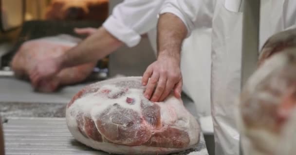Een Fabriek Van Ham Ham Met Hand Gezouten Zoals Oude — Stockvideo