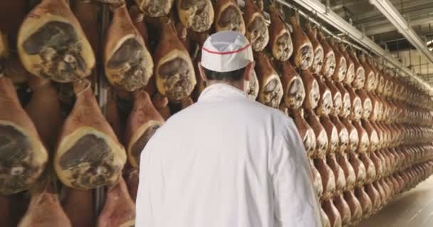 Een Fabriek Van Ham Loopt Een Man Die Belast Zijn — Stockvideo
