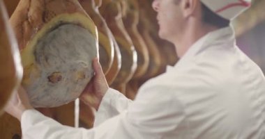 Bir jambon fabrikada hams ve denetimleri, parfüm ve sertifikalı İtalyan kalitesi arasında kalite kontrol sorumlu bir adam girer. Kavramı: gelenek, İtalya, gıda, jambon