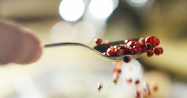 bir İtalyan profesyonel mutfakta bir aşçı tuz bir tabak ya da sağlıklı ve hafif yiyecek İtalyan makarna kavramı kaynamaya su dökülen. biyo