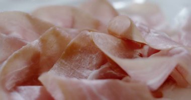 Genç uzman yardım İtalyan jambon bir kesim ile yavaş eski İtalyan geleneğe göre bıçak keser