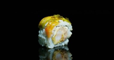 Suşi kalitesi yüksek bir siyah arka plan üzerinde döner ve tüm onun iyilik, diyet ve sağlıklı gıda, lezzetli lezzet, suşi iyi gösterir ton balığı ya da somon ile bir tipik bir Japon besindir