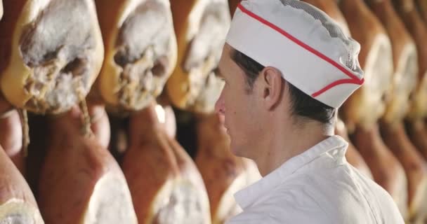 Prosciutto Uomo Incaricato Del Controllo Qualità Cammina Tra Prosciutti Controlli — Video Stock