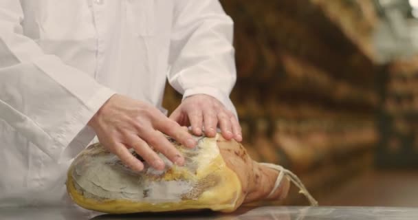 Close Hand Gathers Ham Fat Seasoned Give Flavor Protect Molds — Stock Video