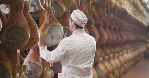 Una Fábrica Jamón Hombre Cargo Del Control Calidad Camina Entre — Vídeos de Stock