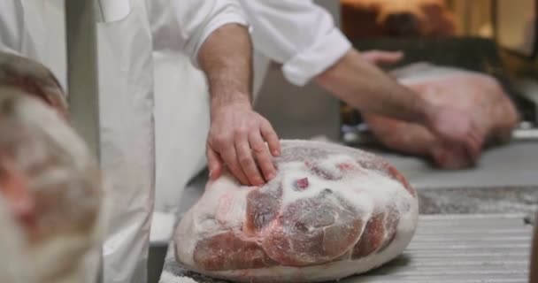 Zeitlupe Video Vom Koch Beim Kochen Beim Salzen Von Schinkenfleisch — Stockvideo