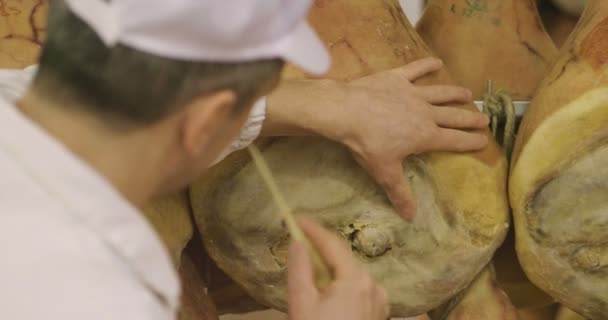 Einer Schinkenfabrik Wandert Ein Mann Der Für Die Qualitätskontrolle Zuständig — Stockvideo