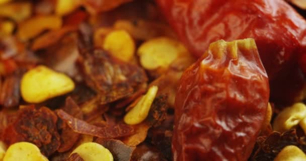 一个干整个辣椒和切碎的宏观镜头 意大利风格 意大利 愈合性能 — 图库视频影像