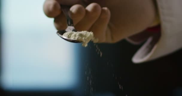 在意大利的专业厨房里 厨师把盐倒在盘子里或水中 将意大利面食的健康和清淡食品的概念煮沸 — 图库视频影像