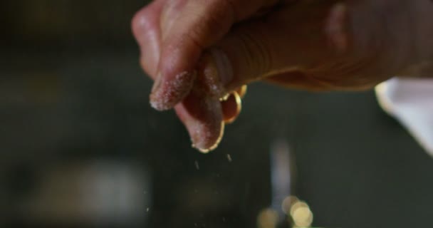 Профессиональной Итальянской Кухне Шеф Повар Наливает Соль Блюдо Воду Сварить — стоковое видео