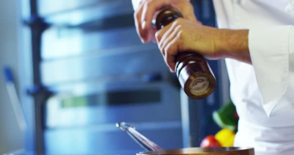 在意大利的专业厨房里 厨师把胡椒粉倒在盘子里或水中 将意大利面食的健康和清淡食品的概念煮沸 生物慢动作 意大利风格 — 图库视频影像