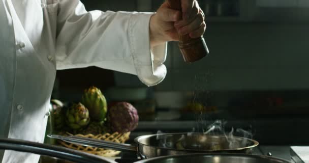 イタリア専門の台所で皿の上や健康と光食品のイタリア パスタの概念を沸騰させる水の中 シェフはコショウを注ぐ バイオ スローモーション イタリアン スタイル — ストック動画