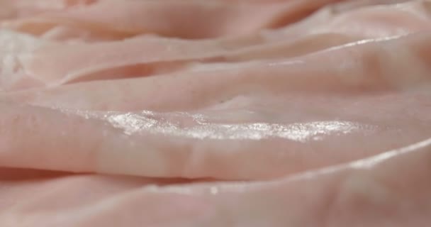 tranchage de jambon talien d'origine contrôlée et de qualité très élevée selon la tradition italienne avec leur bonté et leur goût méditerranéen 