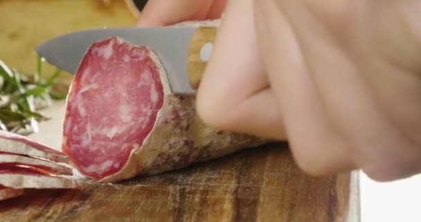 Erfaren Kock Ett Professionellt Kök Skär Krydda Italiensk Salami Korv — Stockvideo