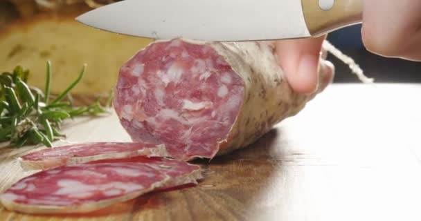 Erfaren Kock Ett Professionellt Kök Skär Krydda Italiensk Salami Korv — Stockvideo