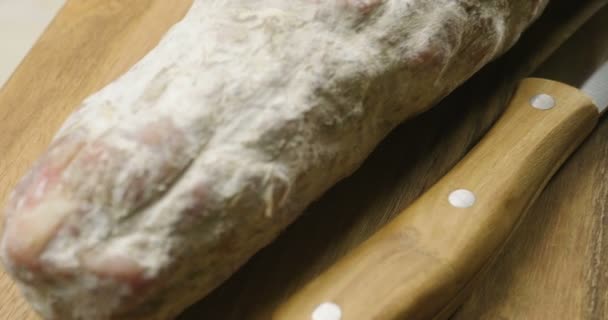 Chef Expérimenté Dans Une Cuisine Professionnelle Coupe Saucisse Salami Italienne — Video