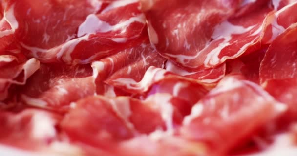 Mão Especialista Corta Parma Temperada Salame Fatias Finas Emana Sabor — Vídeo de Stock