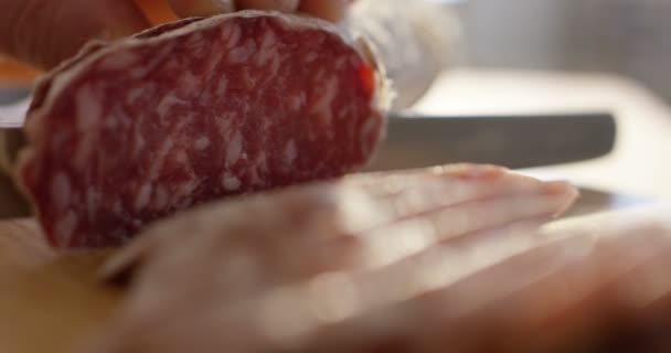 Kéz Szakértő Vágja Parma Fűszerezett Szalámi Vékonyan Szeletelt Egy Késsel — Stock videók