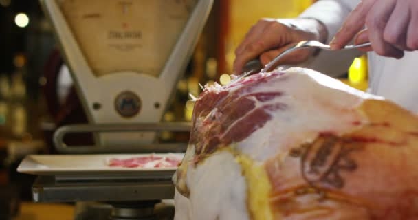 Ung Expert Hand Skär Den Italiensk Skinkan Med Skära Till — Stockvideo