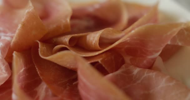 Una Giovane Mano Esperta Taglia Prosciutto Italiano Con Taglio Coltello — Video Stock