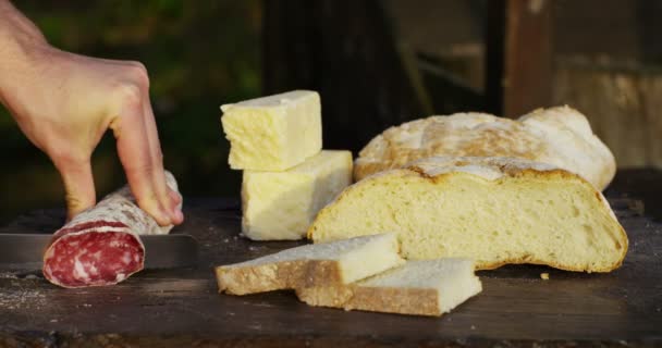 Erfaren Kokk Profesjonelt Kjøkken Kutter Sesongen Italiensk Salami Pølse Kuttes – stockvideo