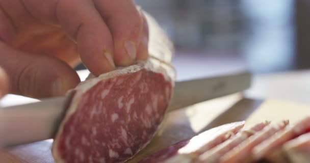 Опытный Шеф Повар Профессиональной Кухне Режет Сезонные Колбаски Итальянская Колбаса — стоковое видео