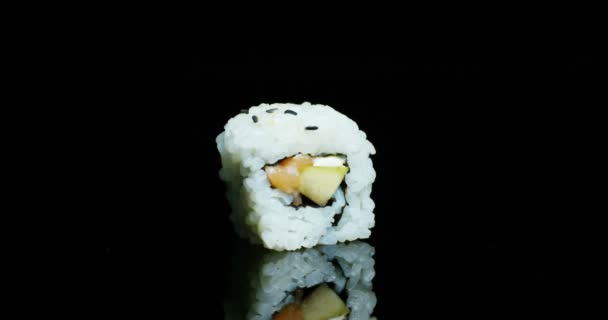 寿司质量高的高转弯在黑色的背景 并显示其所有的善良 饮食和健康的食物 美味的味道 寿司是很好的三文鱼或金枪鱼 是典型的日本食品 — 图库视频影像