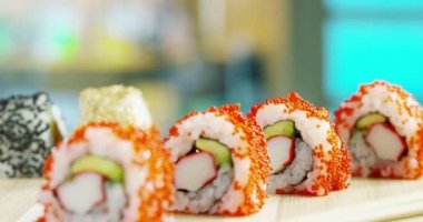Makro çekim sushi, sashimi, uramaki ve nighiri. pirinç, somon veya ton balığı, karides ve balık yumurta oluşan tipik Japon çanak soya batırılmış. Konsept: Japon Restoran, sushi, oryantal gelenek.