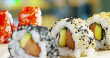 Makro çekim sushi, sashimi, uramaki ve nighiri. pirinç, somon veya ton balığı, karides ve balık yumurta oluşan tipik Japon çanak soya batırılmış. Konsept: Japon Restoran, sushi, oryantal gelenek.