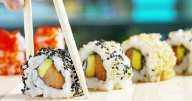 Makro çekim sushi, sashimi, uramaki ve nighiri. pirinç, somon veya ton balığı, karides ve balık yumurta oluşan tipik Japon çanak soya batırılmış. Konsept: Japon Restoran, sushi, oryantal gelenek.