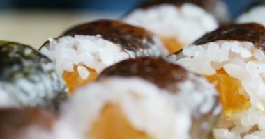 Makro çekim sushi, sashimi, uramaki ve nighiri. pirinç, somon veya ton balığı, karides ve balık yumurta oluşan tipik Japon çanak soya batırılmış. Konsept: Japon Restoran, sushi, oryantal gelenek.