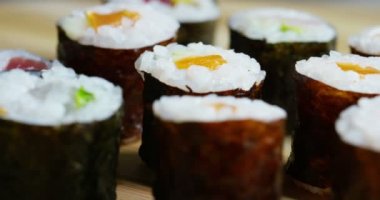 Makro çekim sushi, sashimi, uramaki ve nighiri. pirinç, somon veya ton balığı, karides ve balık yumurta oluşan tipik Japon çanak soya batırılmış. Konsept: Japon Restoran, sushi, oryantal gelenek.