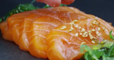 Makro çekim sushi, sashimi, uramaki ve nighiri. pirinç, somon veya ton balığı, karides ve balık yumurta oluşan tipik Japon çanak soya batırılmış. Konsept: Japon Restoran, sushi, oryantal gelenek.