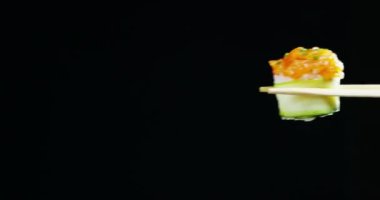 Suşi kalitesi yüksek bir siyah arka plan üzerinde döner ve tüm onun iyilik, diyet ve sağlıklı gıda, lezzetli lezzet, suşi iyi gösterir ton balığı ya da somon ile bir tipik bir Japon besindir