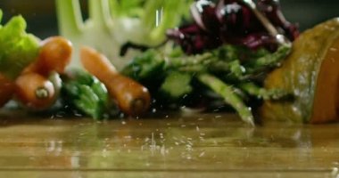 genç aşçı uzman eller bazı taze sebze çok ortaya renkli, baklagiller bitkisel protein bir Akdeniz diyet zengin için gerekli olan