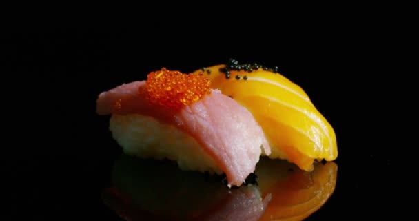 Sushi Qualidade Alta Gira Fundo Preto Mostra Toda Sua Bondade — Vídeo de Stock