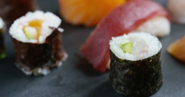 Macro Shot Sushi Sashimi Uramaki Nighiri Prato Típico Japonês Composto — Vídeo de Stock