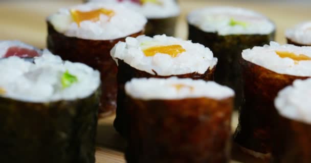 Uramaki Nighiri의 매크로 전형적인 새우와 물고기 계란의 간장에 레스토랑 — 비디오