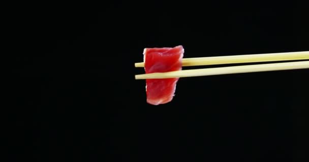 Wysokiej Jakości Sushi Zamienia Się Czarnym Tle Pokazuje Wszystkie Jego — Wideo stockowe
