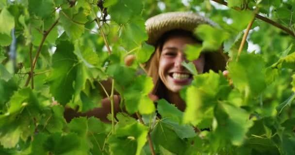 Zeitlupenvideo Einer Fröhlich Lachenden Frau Mit Hut Die Grünen Blättern — Stockvideo