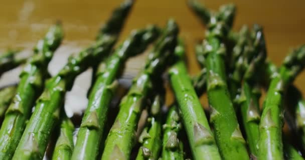 Gros Plan Des Asperges Fraîches Sur Table — Video