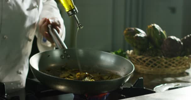 厨师在平底锅中加油的慢动作 — 图库视频影像