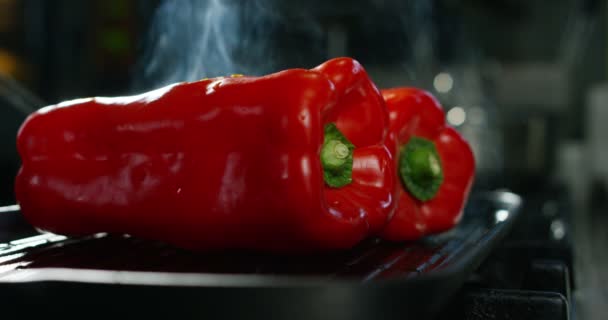 Talian Gekleurde Paprika Springen Stuiteren Een Houten Snijplank Extreme Slow — Stockvideo