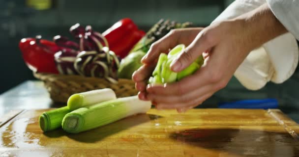 Primer Plano Del Chef Poniendo Puerro Tablero Madera — Vídeos de Stock