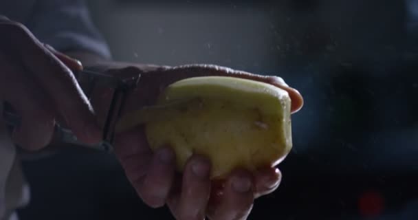 真ん中のスーパー スロー モーション歳 のレストランのキッチンに生のジャガイモを Pealing シェフの手 クローズ アップ — ストック動画
